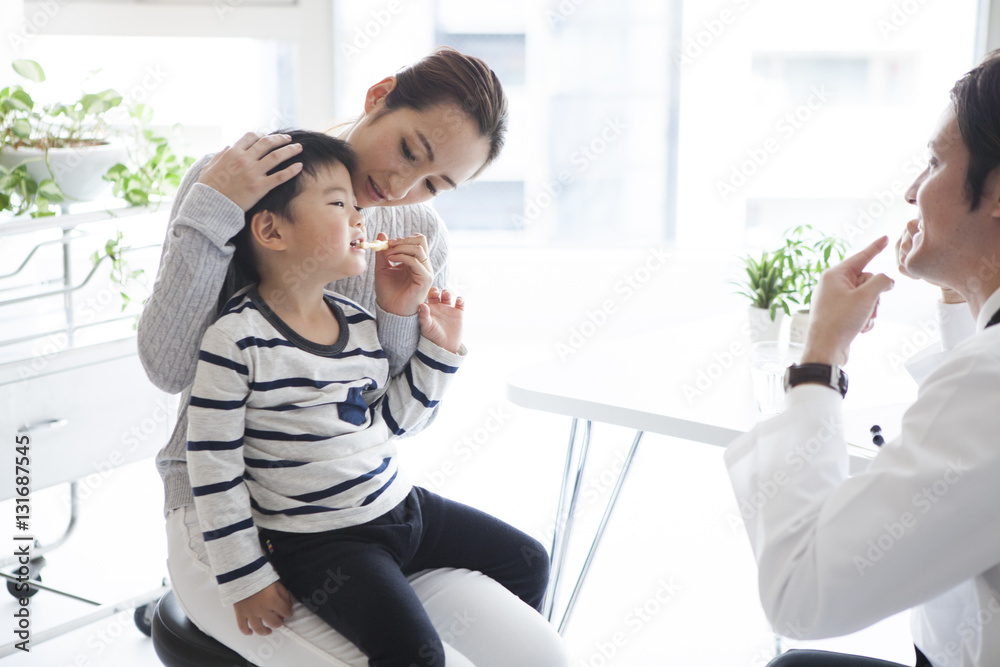 The mother is under the guidance of a tooth brush from a dentist