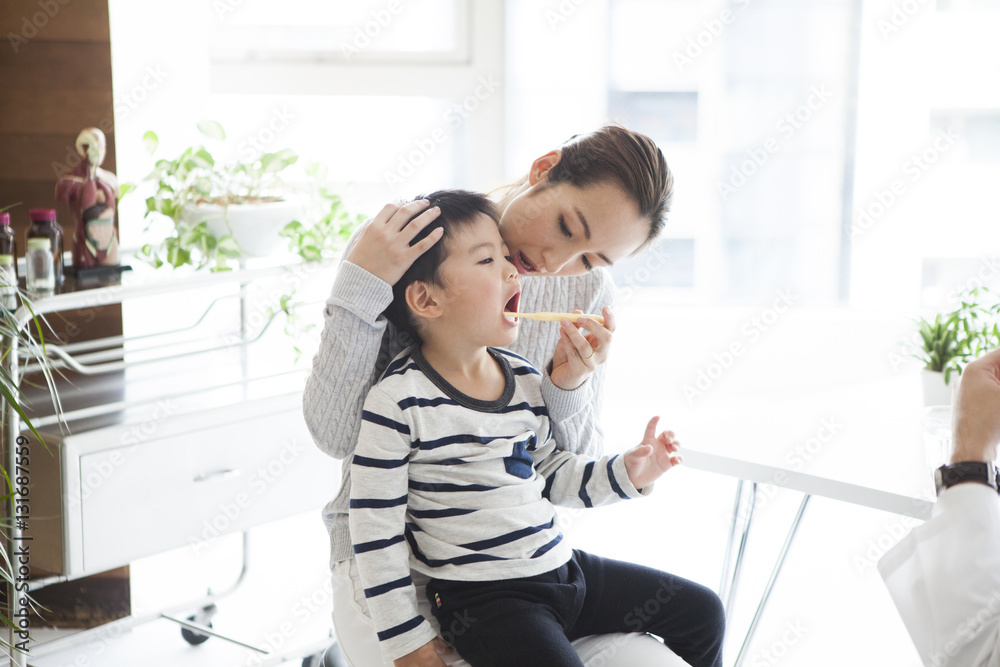 The mother is under the guidance of a tooth brush from a dentist