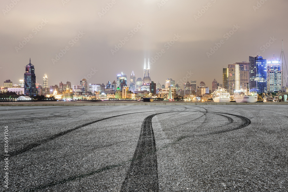 上海夜晚的柏油路与现代城市景观