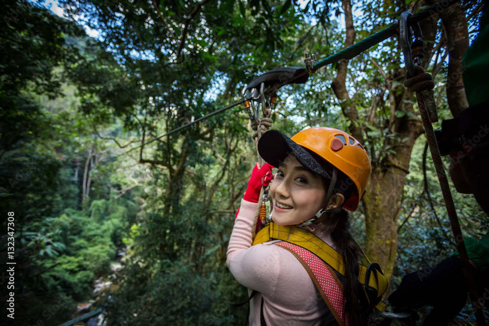 旅游成年人穿着休闲服Zip Line On Focus FOREST TR