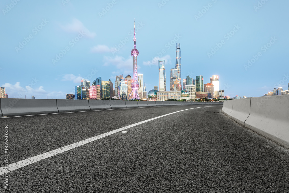 上海的公路与现代城市建筑场景