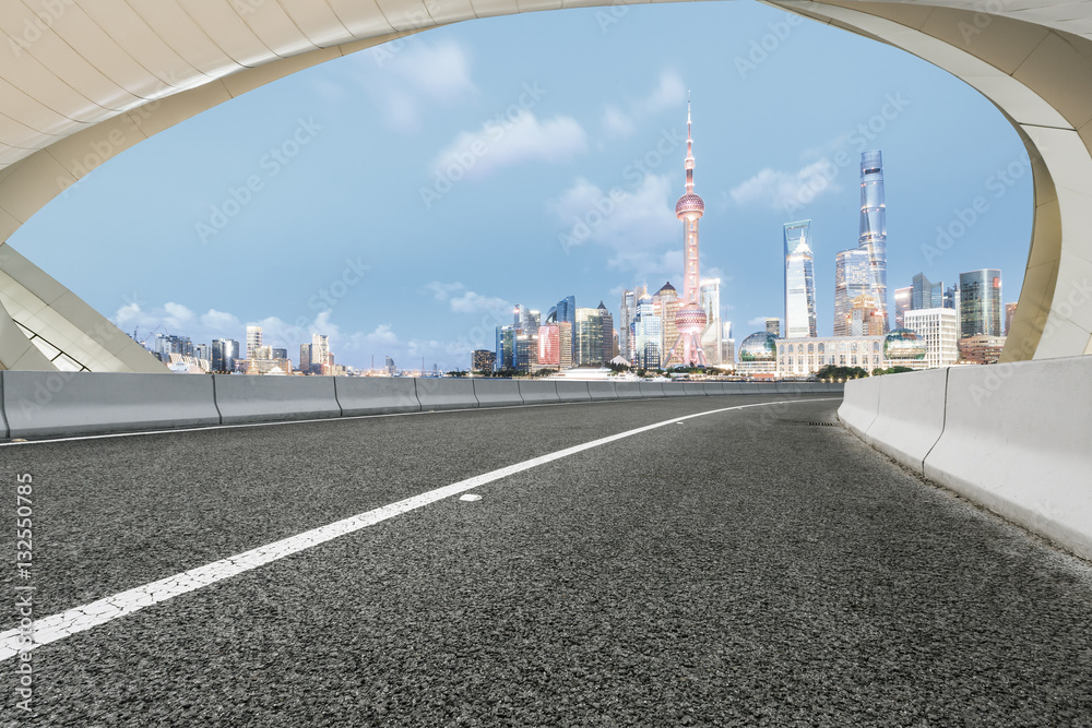 上海的公路与现代城市建筑场景