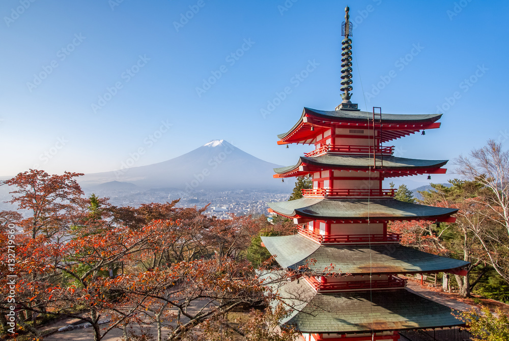 初来乍到的秋叶初来的佛塔和富士山