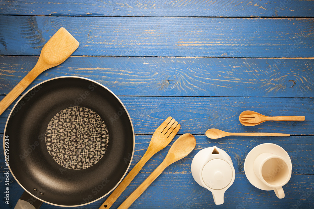 flour sprinkled with different wooden kitchen tools on wood