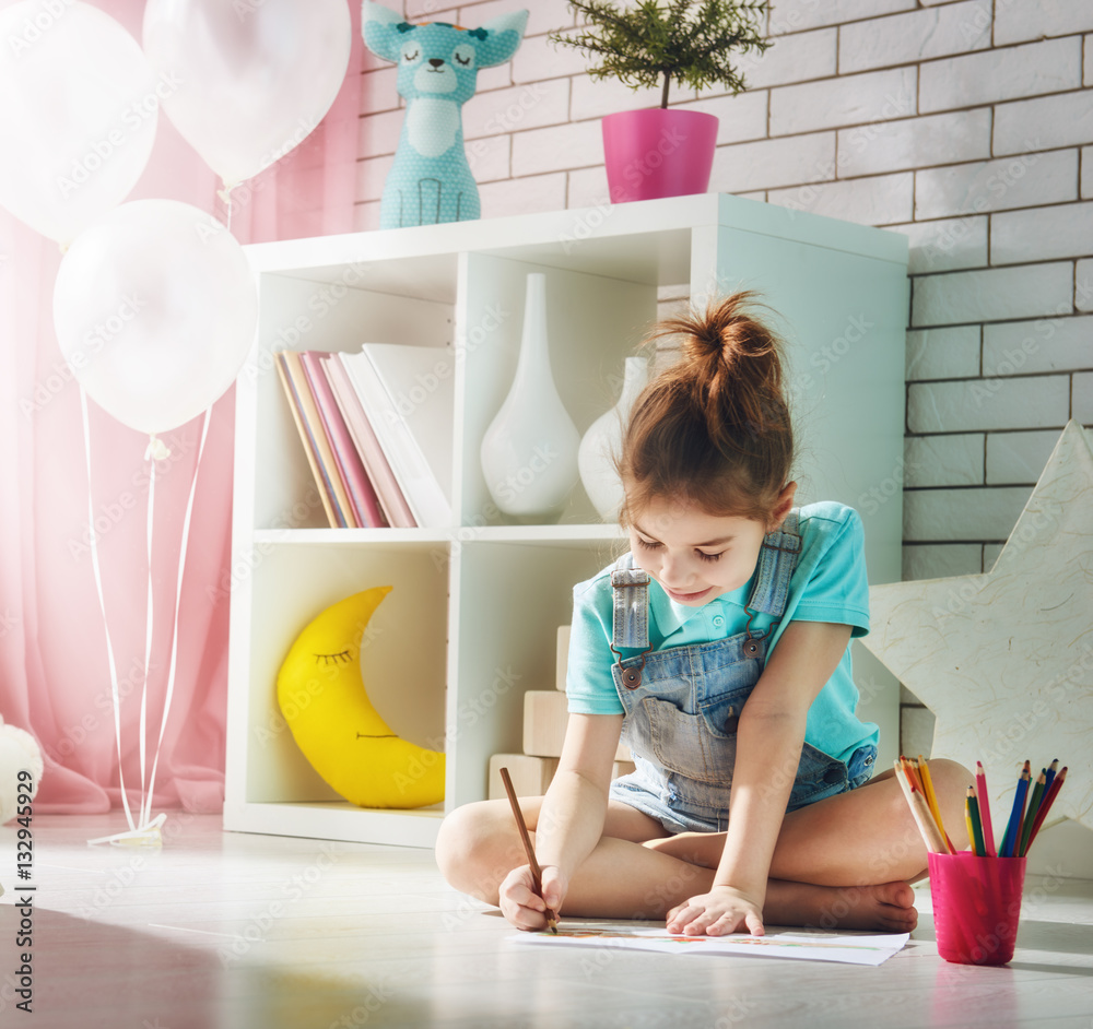 girl draws with colored pencils