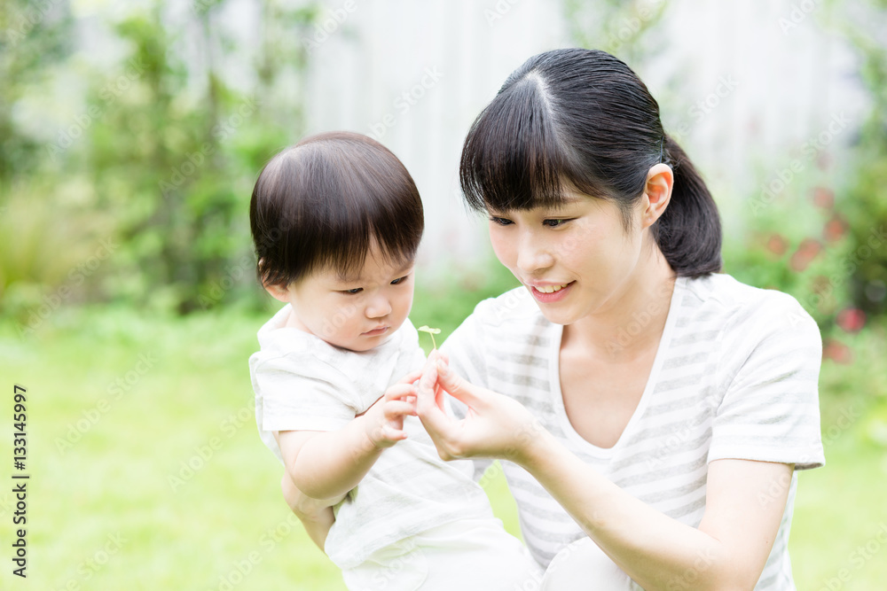 亚洲婴儿和母亲放松的画像