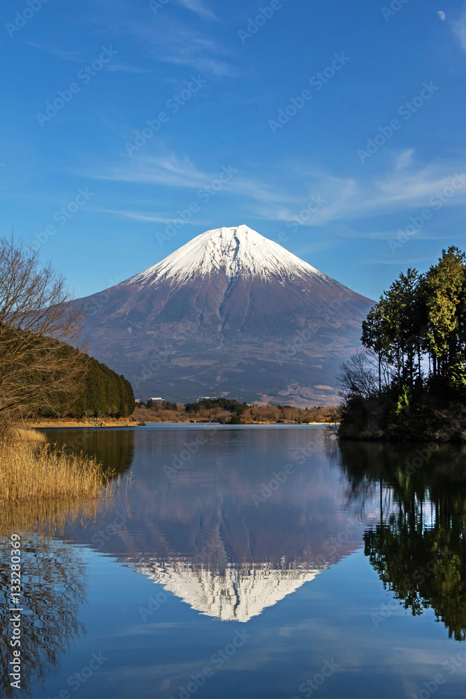 さかさ富士　Mt. Fuji reflected in the water