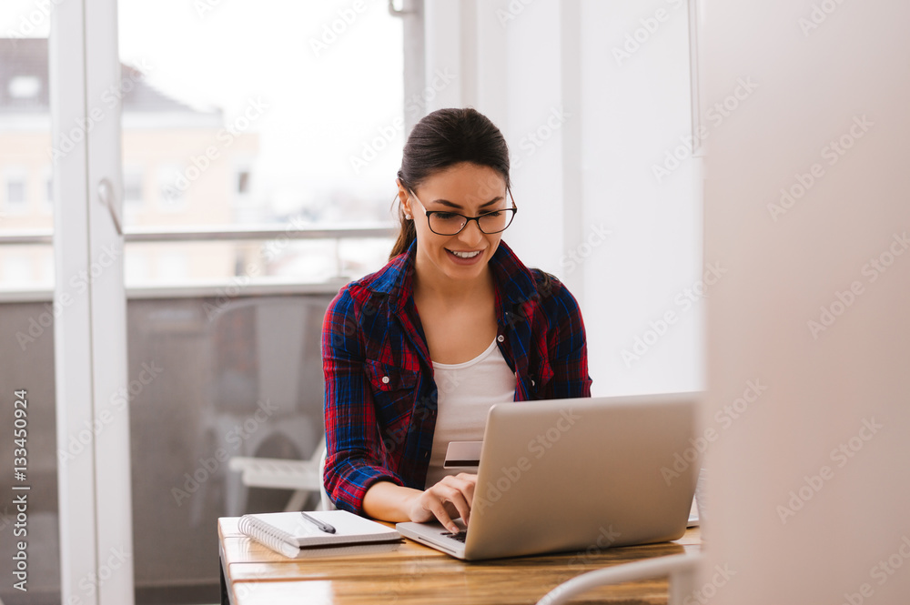 女孩用信用卡在线支付