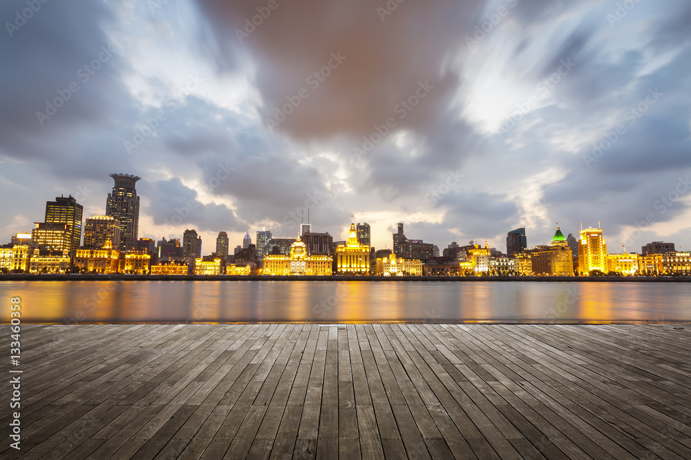 夜幕降临的上海外滩