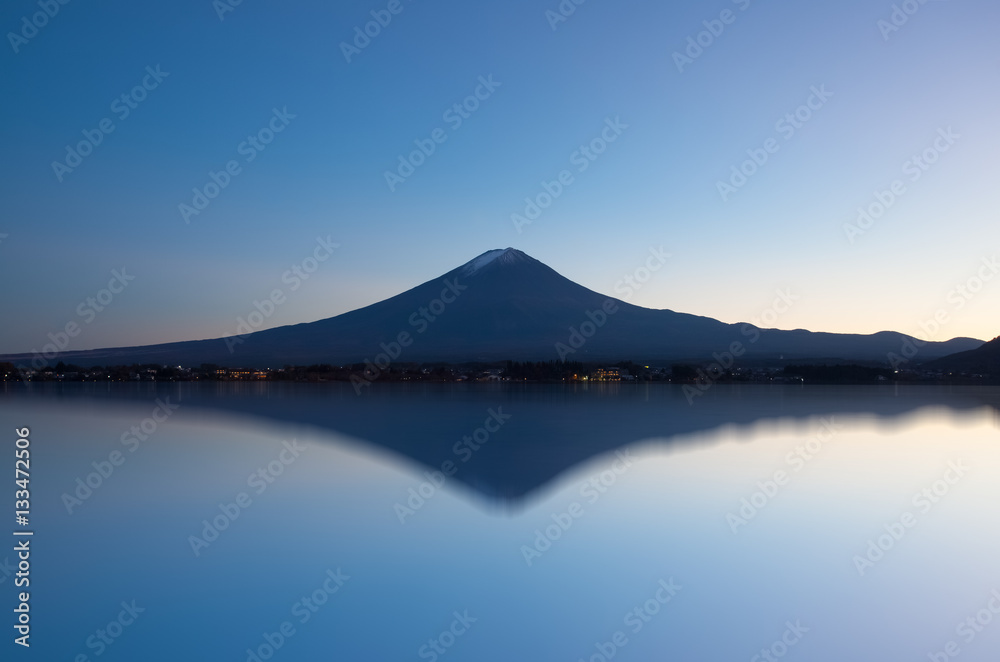 秋季傍晚的富士山和河口湖