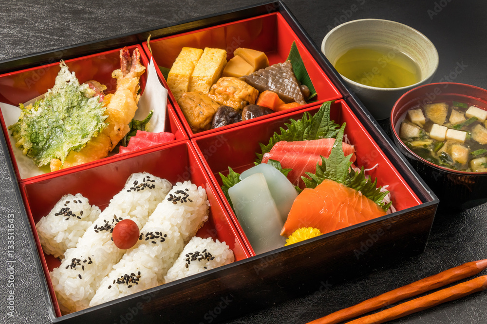 幕の内弁当　japanese box lunch