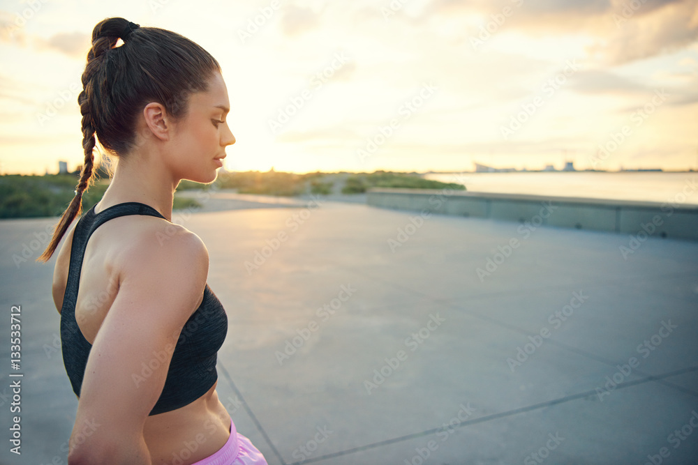 海滨附近平静的女运动员侧视图