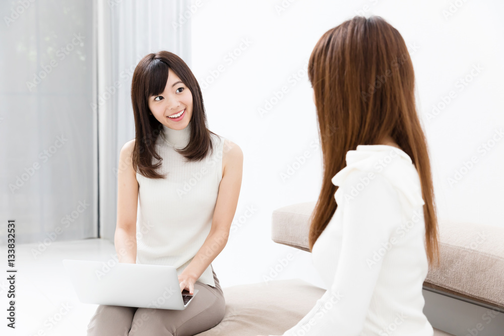 asian businesswomen talking on the sofa