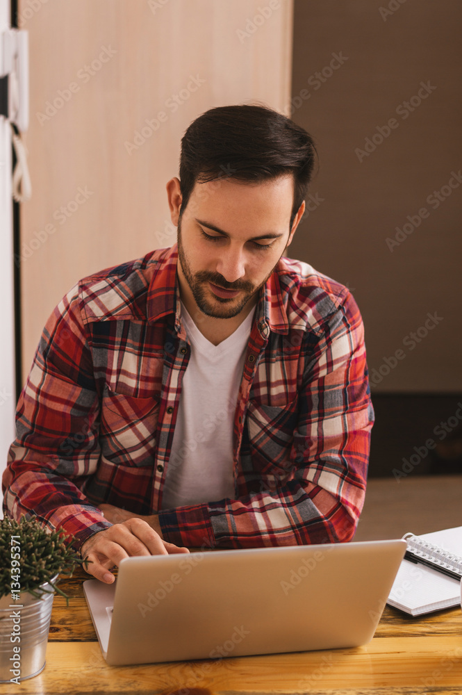 在电脑上工作的英俊男人