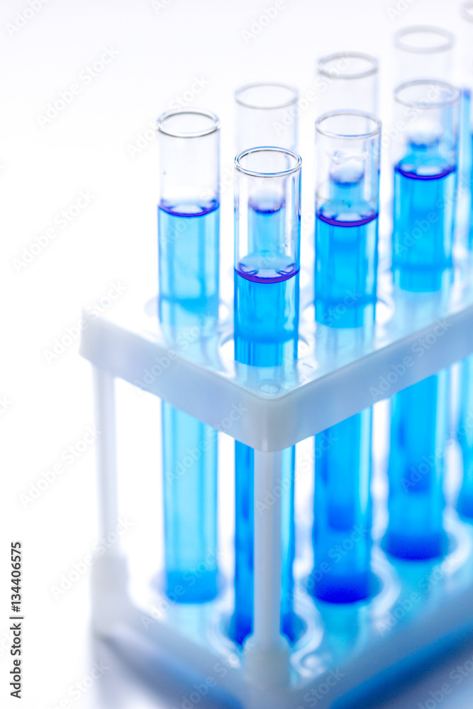 白色背景下的实验室、化学和科学概念