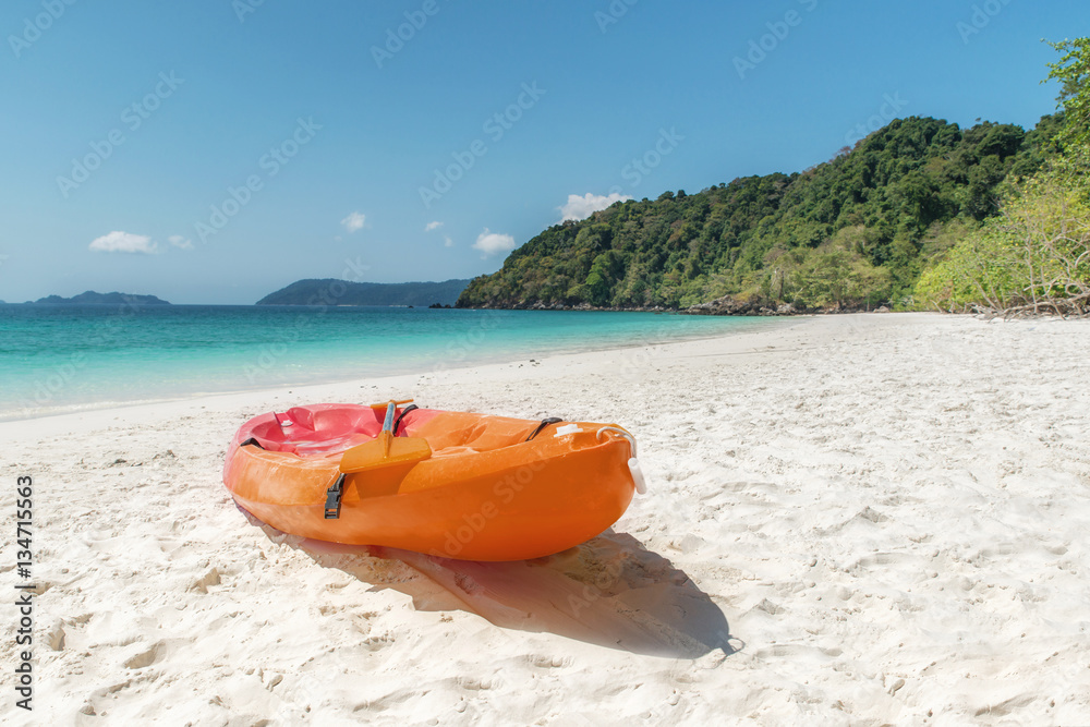 泰国普吉岛热带海滩上五颜六色的皮划艇。夏天