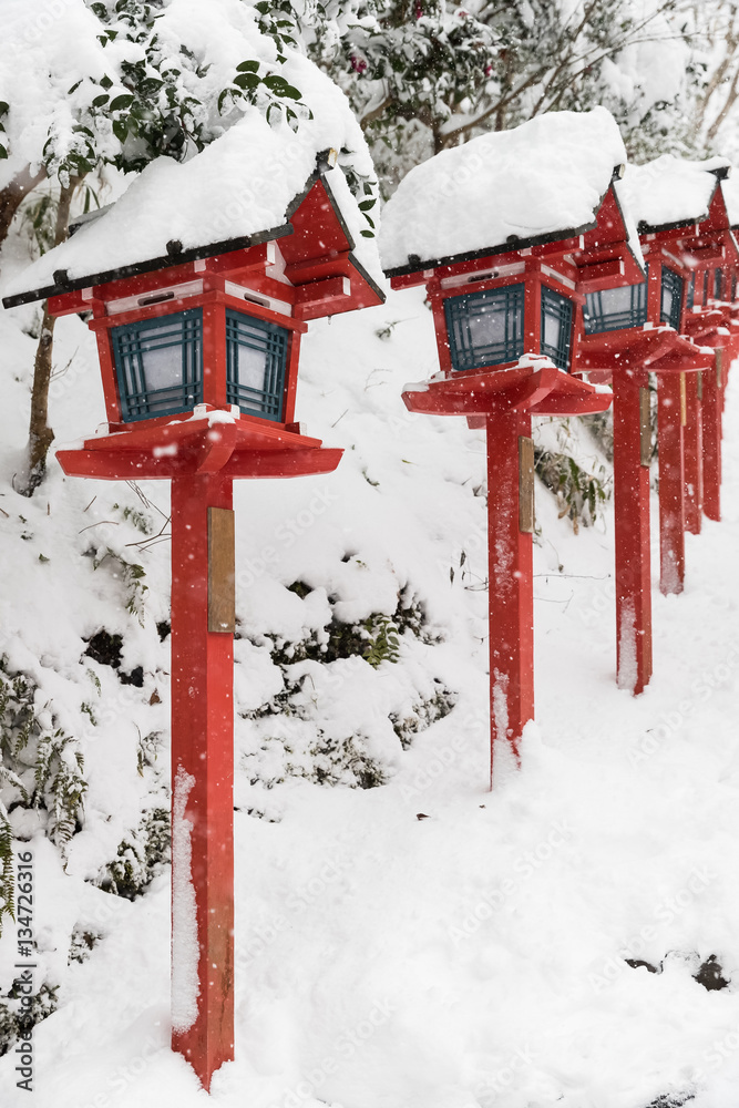 冬季下雪的日本传统路灯杆