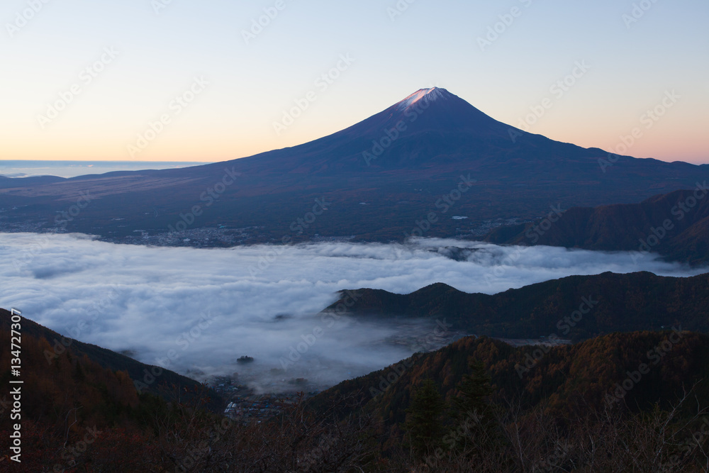 秋日早晨，富士山和河口湖上空的薄雾之海