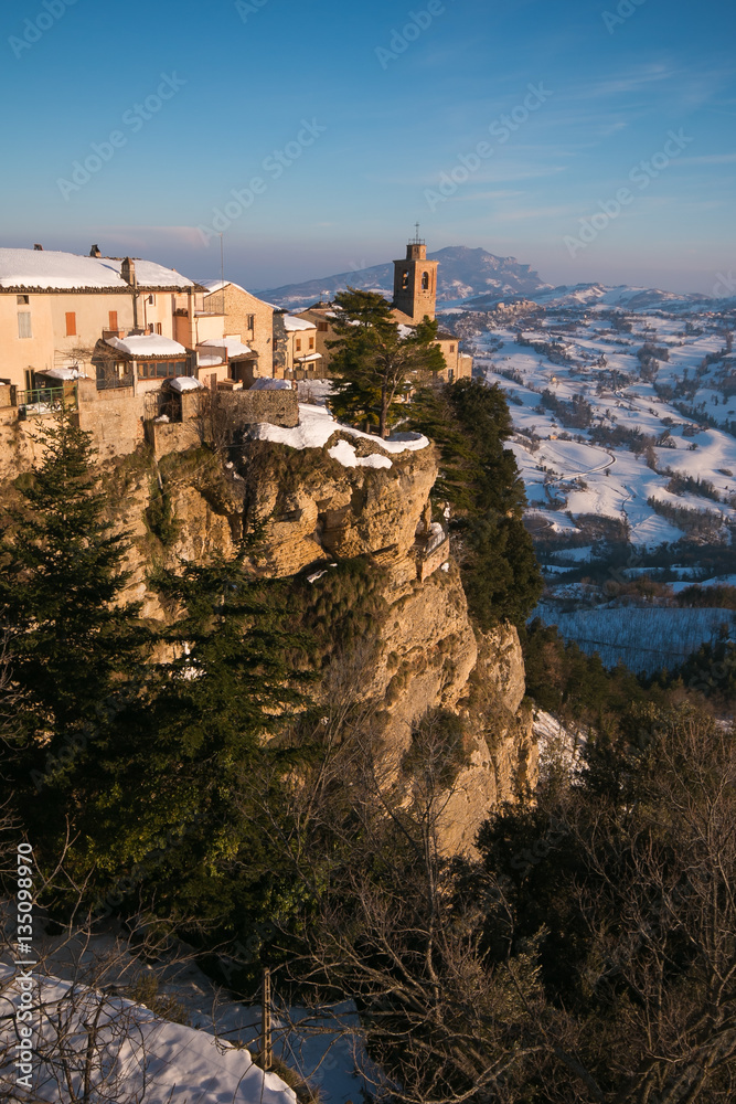 Veduta panoramica di Montefalcone Appennino nella provincia di Fermo, Marche