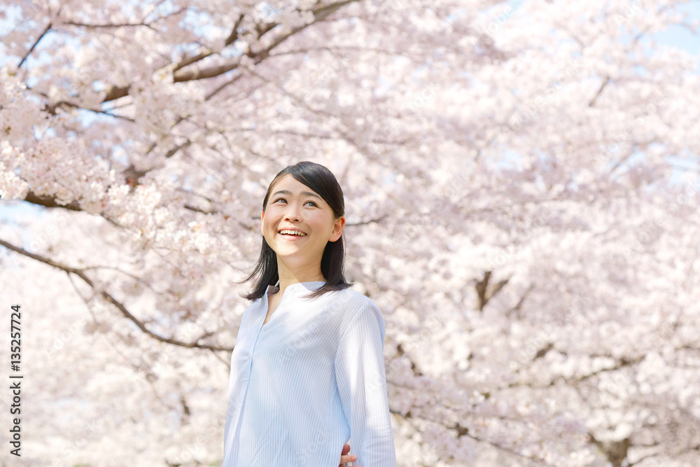 女性　桜