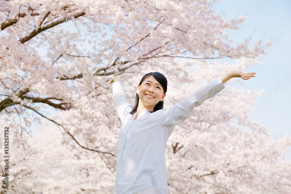 女性　桜