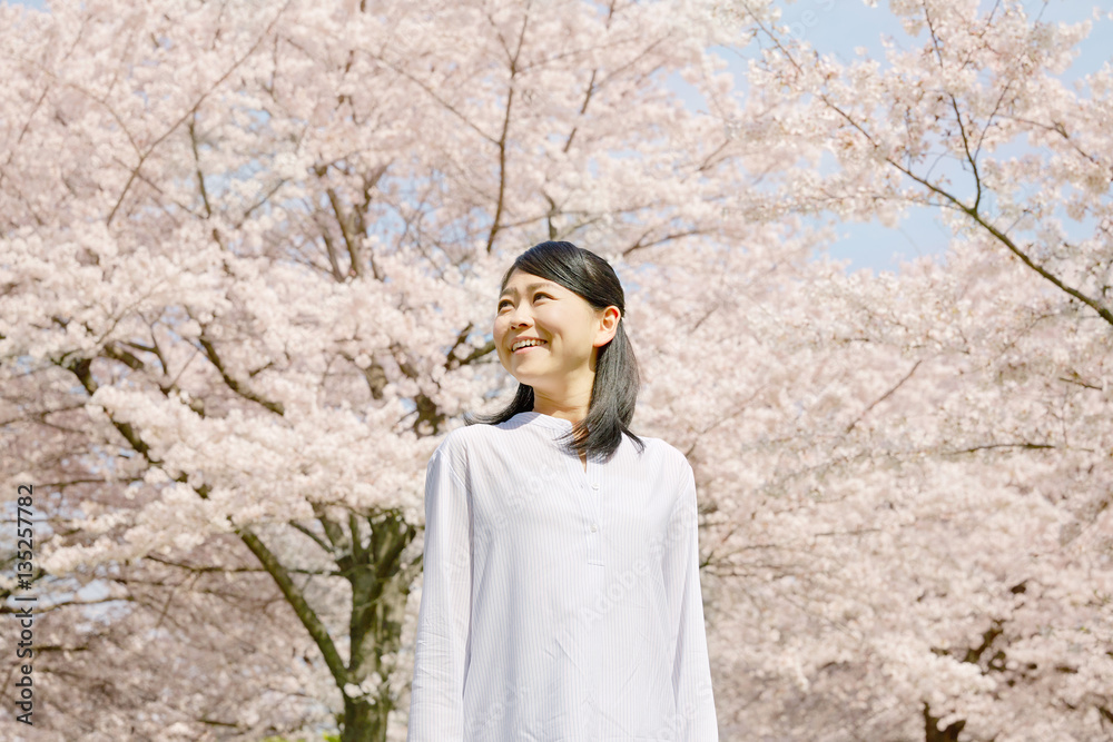 女性　桜