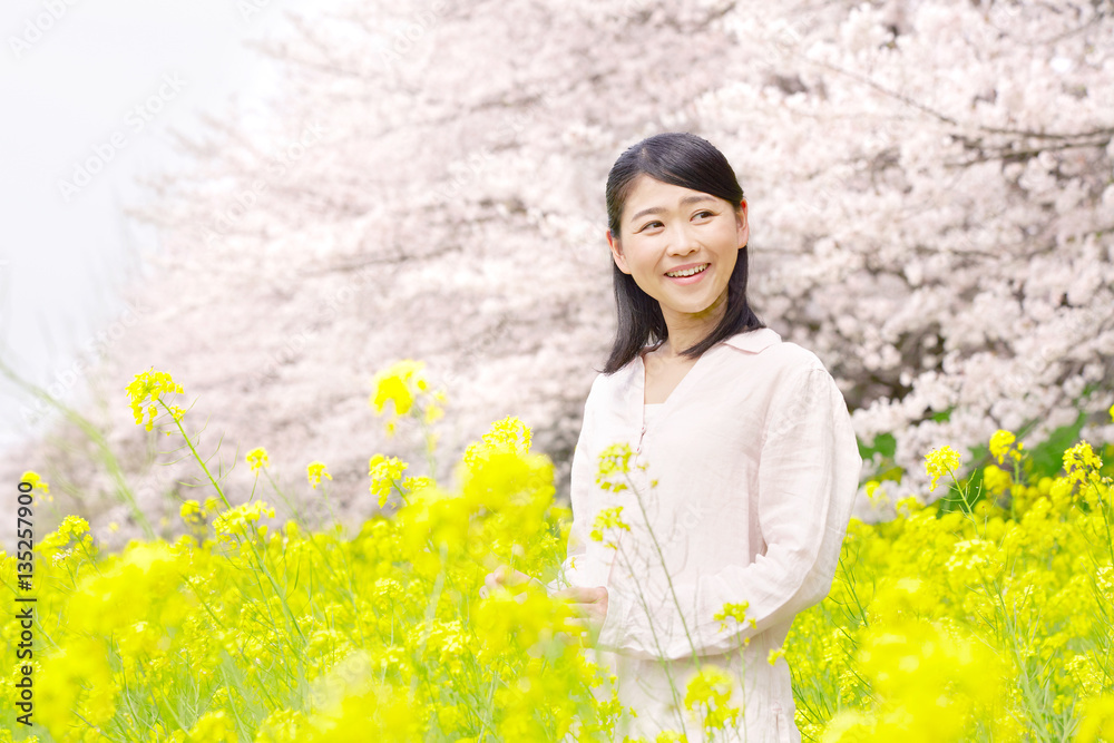 女性　桜　菜の花