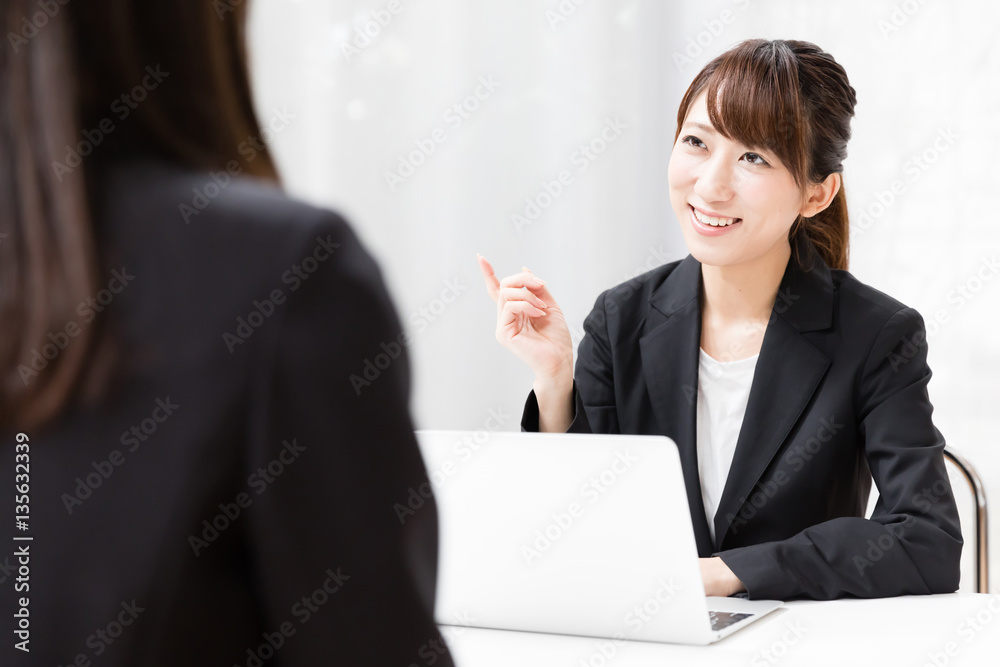 asian businesswomen working in the office