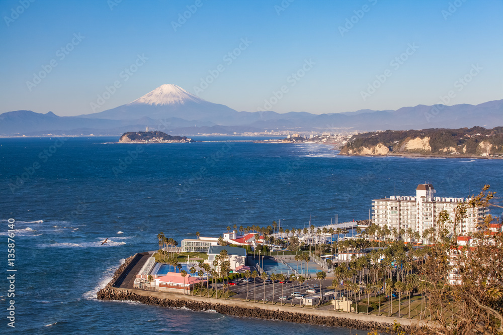 日本神奈川县相模湾秋季的富士山和大海