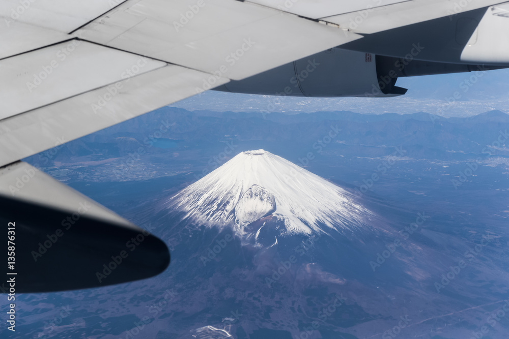 冬季有雪的富士山顶，从东京起飞后在飞机上拍摄