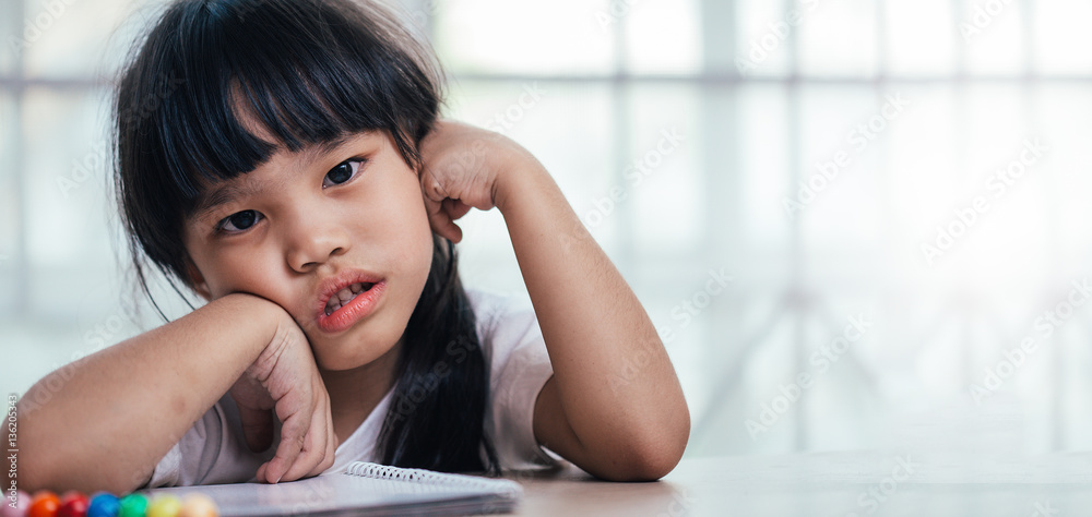 女学生，童年和教育观念，亚洲女孩对他的家庭作业感到愤怒