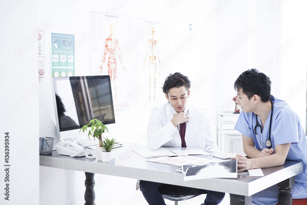 Two doctors are talking in the examination room