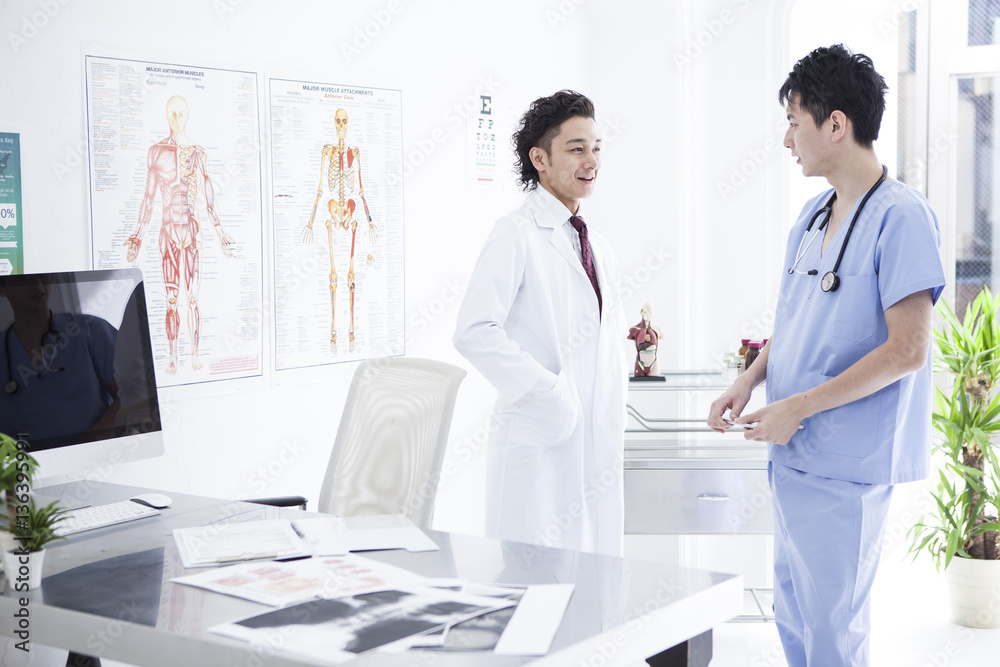 Two doctors are talking in the examination room