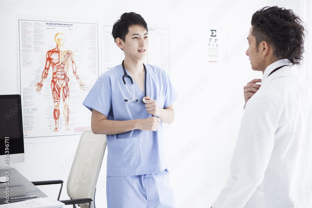 Two doctors are talking in the examination room