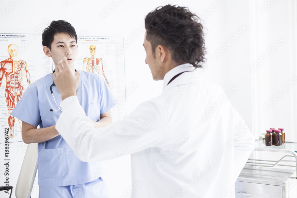 Two doctors are talking in the examination room