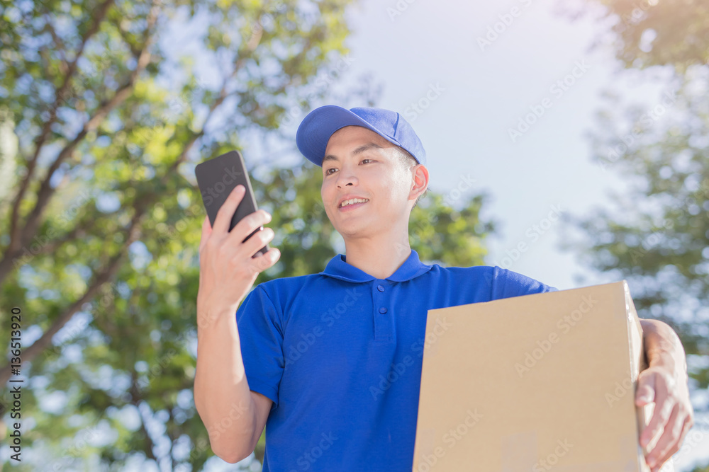 deliveryman talk on phone