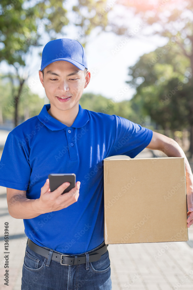 deliveryman talk on phone