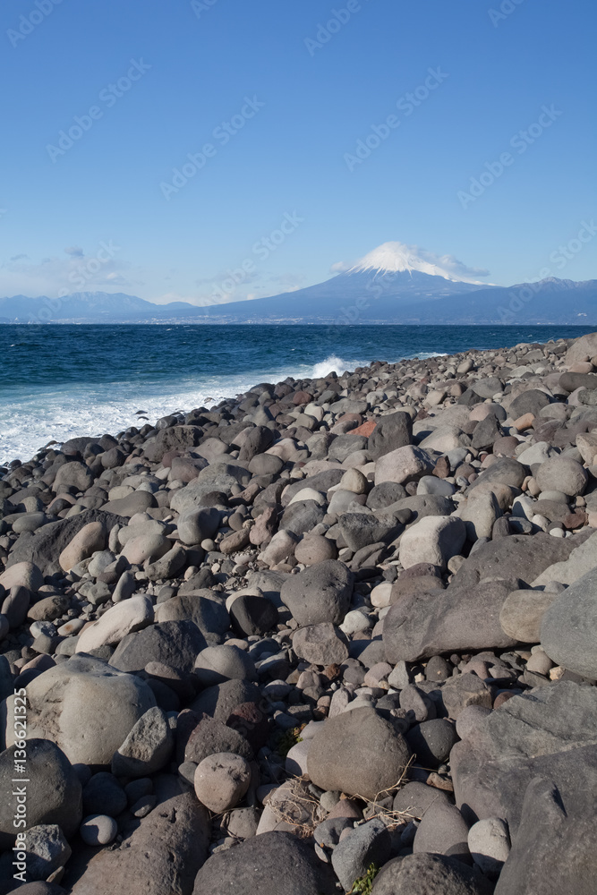 静冈县伊豆市冬季富士山和日本海