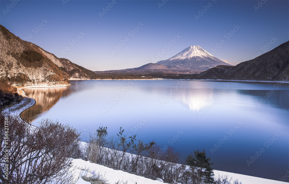 富士山和Motosu湖冬季降雪