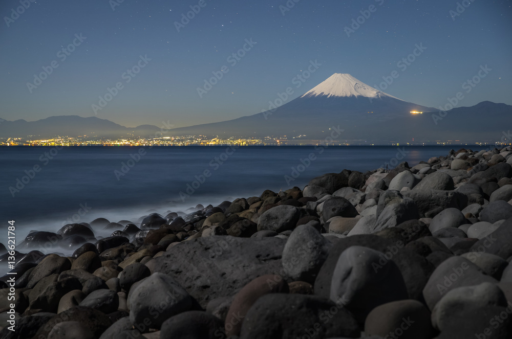 日本静冈县Hida镇的富士山，星夜和骏河海