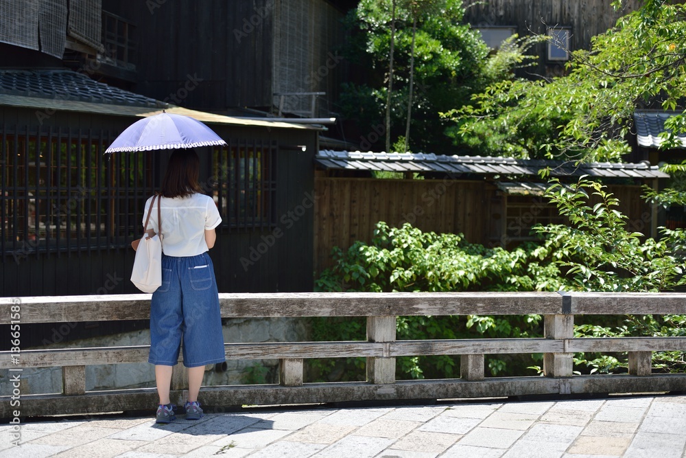 日傘の女性