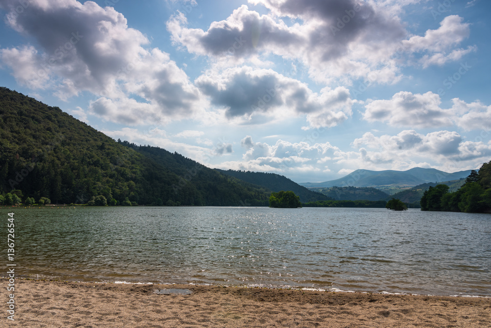 Ciel menacant au Lac Chambon en Auverne France. Reflet sur leau au bord des volcans dAuvergne.