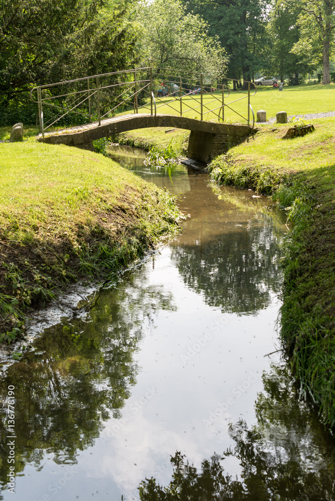 Petit pont sur un ruisseau à Marche-en-Famenne Belgique, Magnifique reflet sur leau des arbres avoi