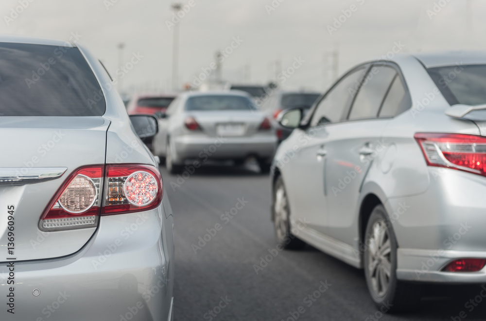 高速公路上一排排汽车堵塞