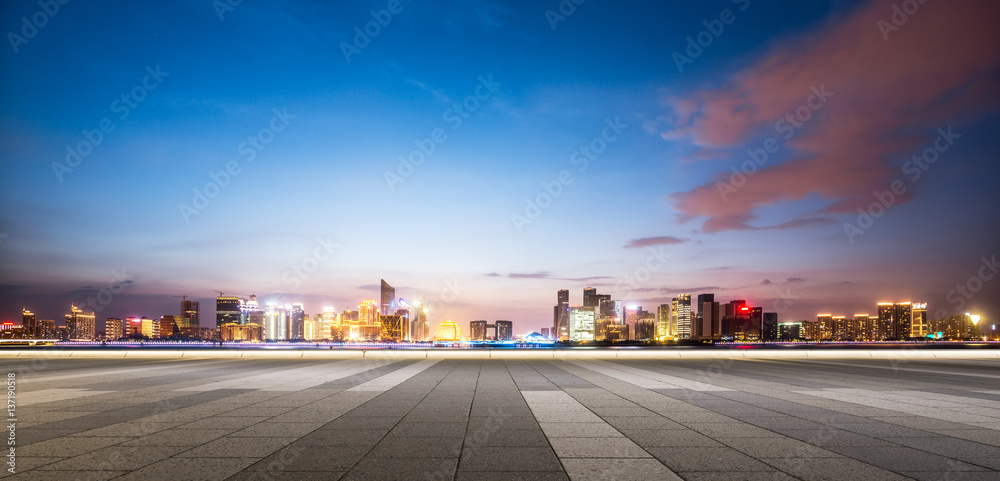 从空荡荡的楼层看杭州新城的城市景观和天际线