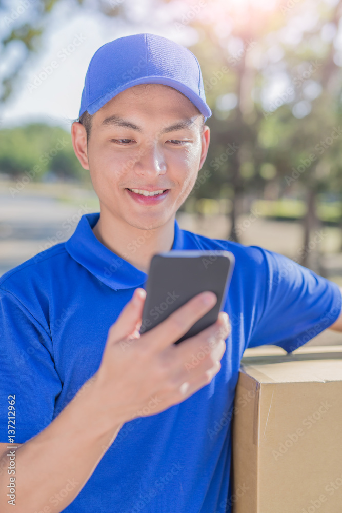 deliveryman talk on phone