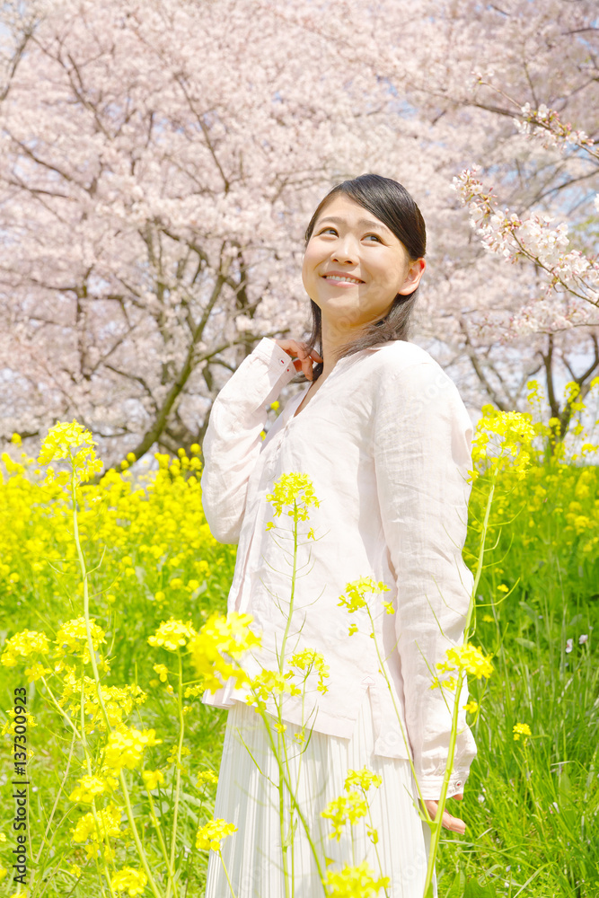 女性　桜と菜の花