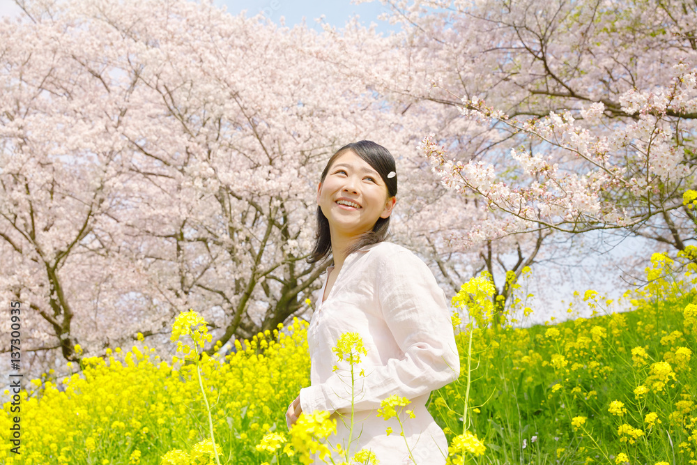 女性　桜と菜の花