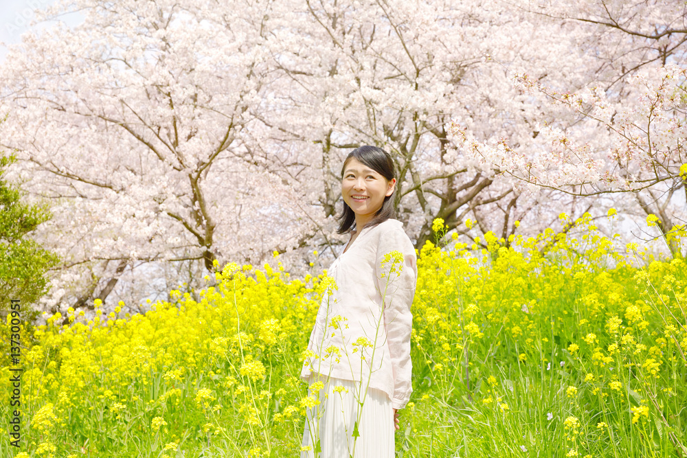 女性　桜と菜の花