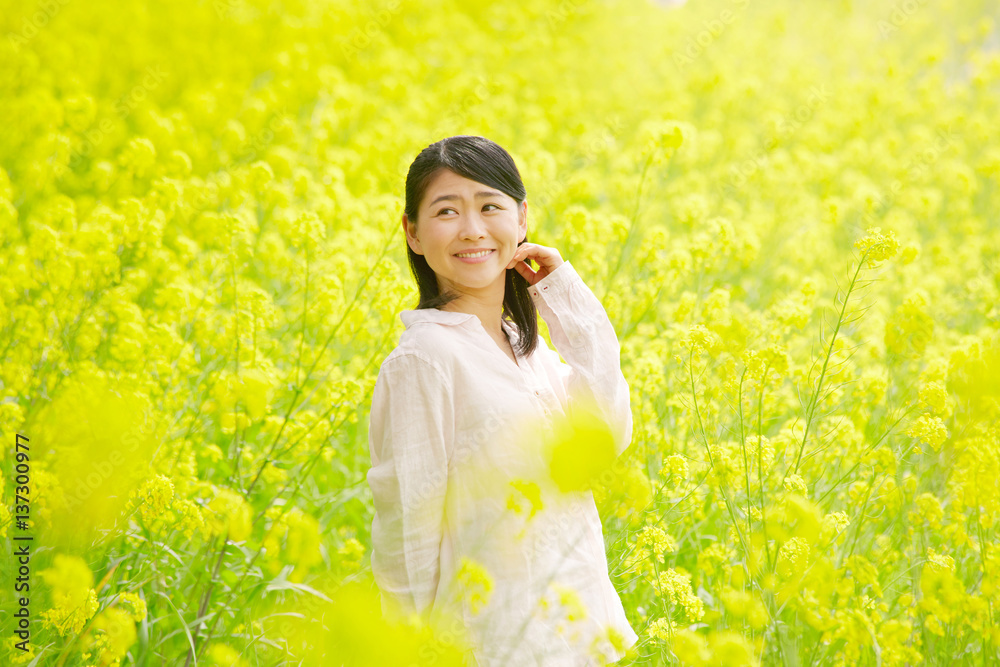 女性　菜の花